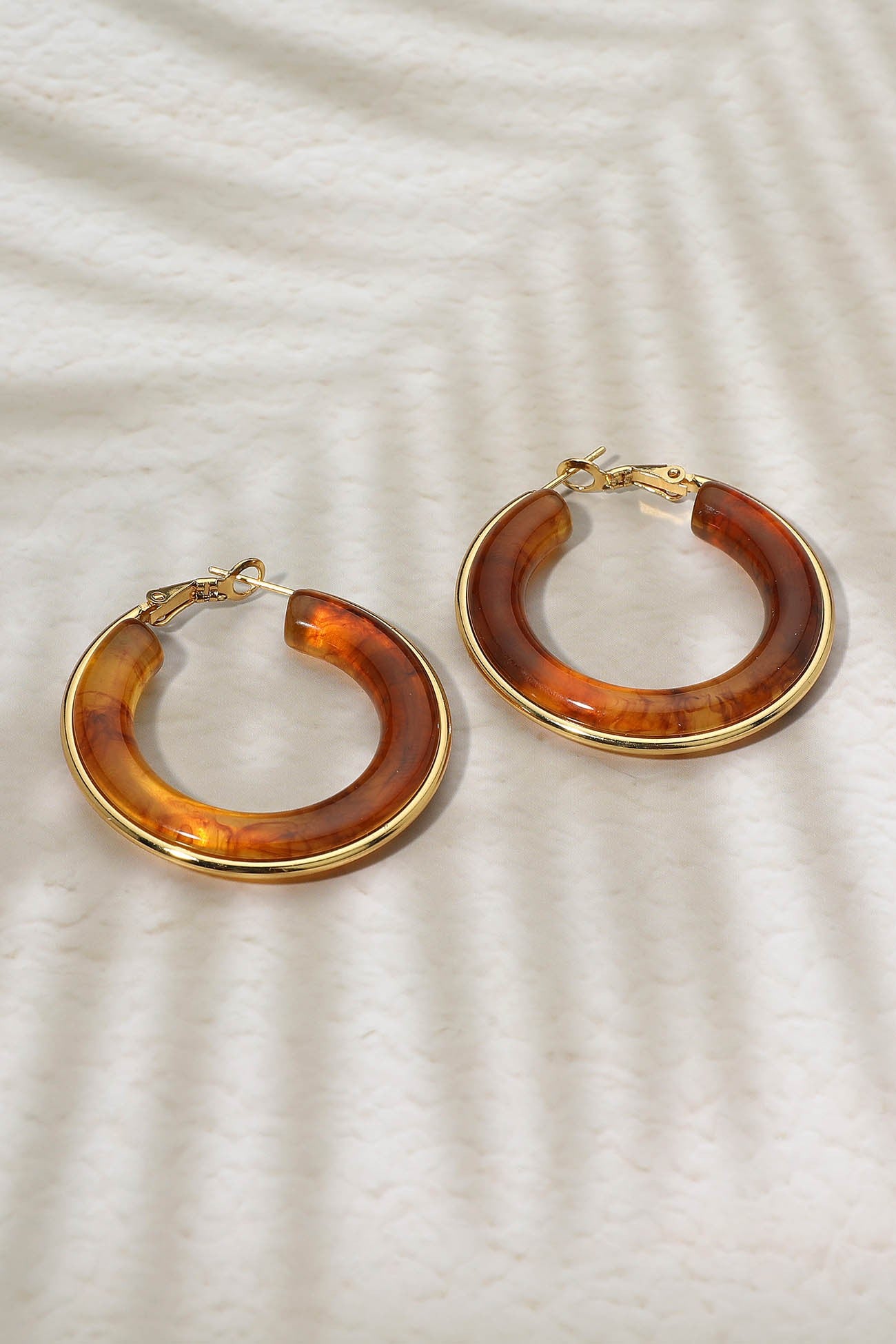 GIRL ON THE GO EARRINGS