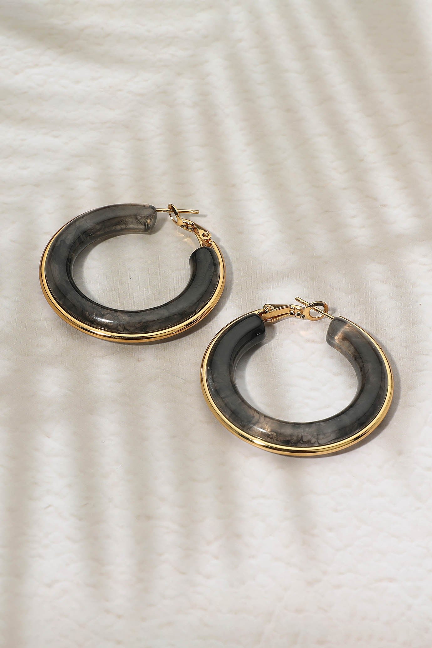 GIRL ON THE GO EARRINGS
